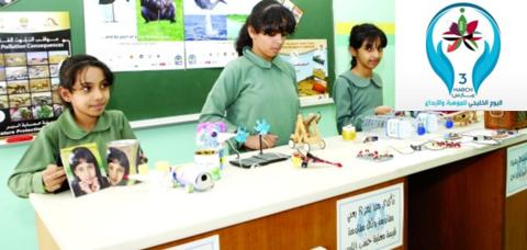 أطفال مدرسة يعرضون ابتكاراتهم توضح أهداف اليوم الخليجي للموهبة والابداع