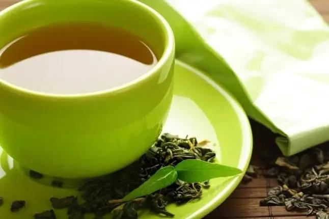 كمادات الشاي الأخضر للعين؛ الفوائد وأهم النصائح لاستخدامها