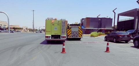 حادث وميض لحظي في الرياض؛ سيارات إطفاء تتوجه لإطفاء الحريق.