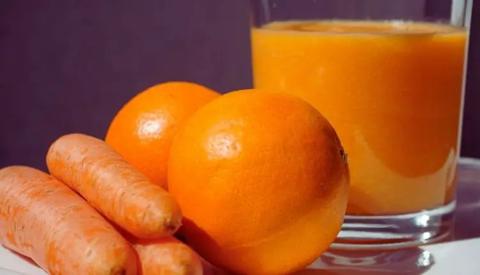 عصير البرتقال بالجزر؛ أسهل طريقة لعمل مشروب غني