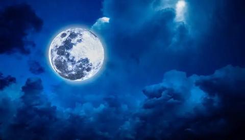 هل القمر الأزرق حقيقي
